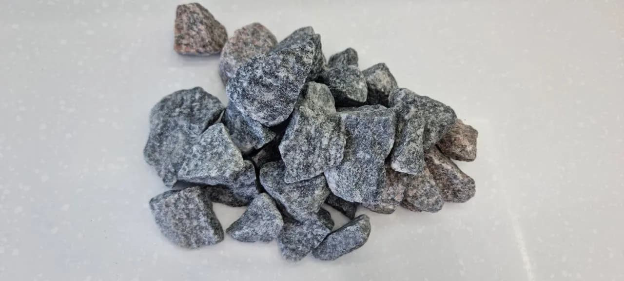 Щебень гранитный серо-белый